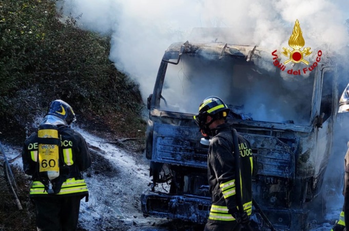 Prima il fumo, poi le fiamme: bruciato un autocarro cassonato a San Vito di Brendola