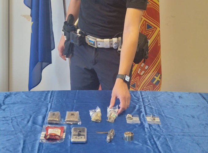 Aveva più di 2 etti di droga addosso: 19enne arrestata a Torrebelvicino per spaccio
