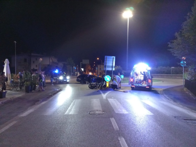 L’auto colpisce la moto, il centauro vola a terra e sbatte violentemente la testa contro un palo