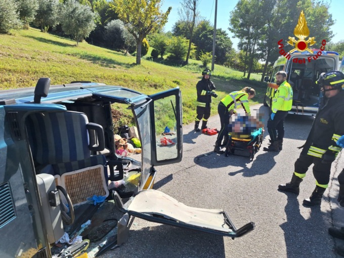 Chiampo, le foto dell’auto finita rovesciata su un fianco: l’anziano conducente estratto dalle lamiere
