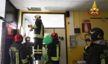 Fumo dal soffitto, principio d'incendio all'asilo nido di Cassola: evacuati 300 bimbi e studenti della scuola