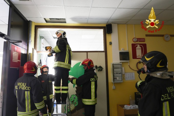 Fumo dal soffitto, principio d’incendio all’asilo nido di Cassola: evacuati 300 bimbi e studenti della scuola
