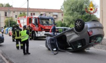 Vicenza, dopo lo scontro un'auto è finita cappottata in mezzo alla carreggiata: ecco le immagini