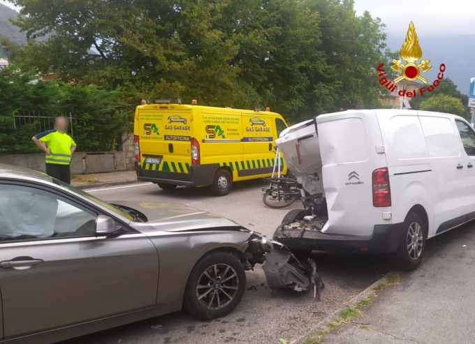 L’auto prima investe il ciclista, poi finisce contro un furgoncino parcheggiato e lo sfonda