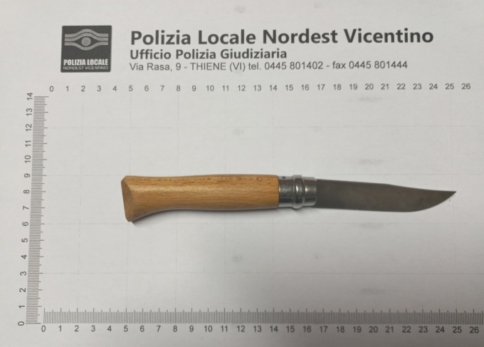 “Non ho niente in tasca”… e invece spunta un coltello di 19 centimetri