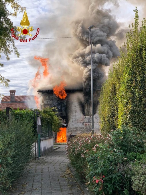 Dalla porta e dalle finestre uscivano fiamme e fumo nero, un furioso incendio ha distrutto una casa a Thiene