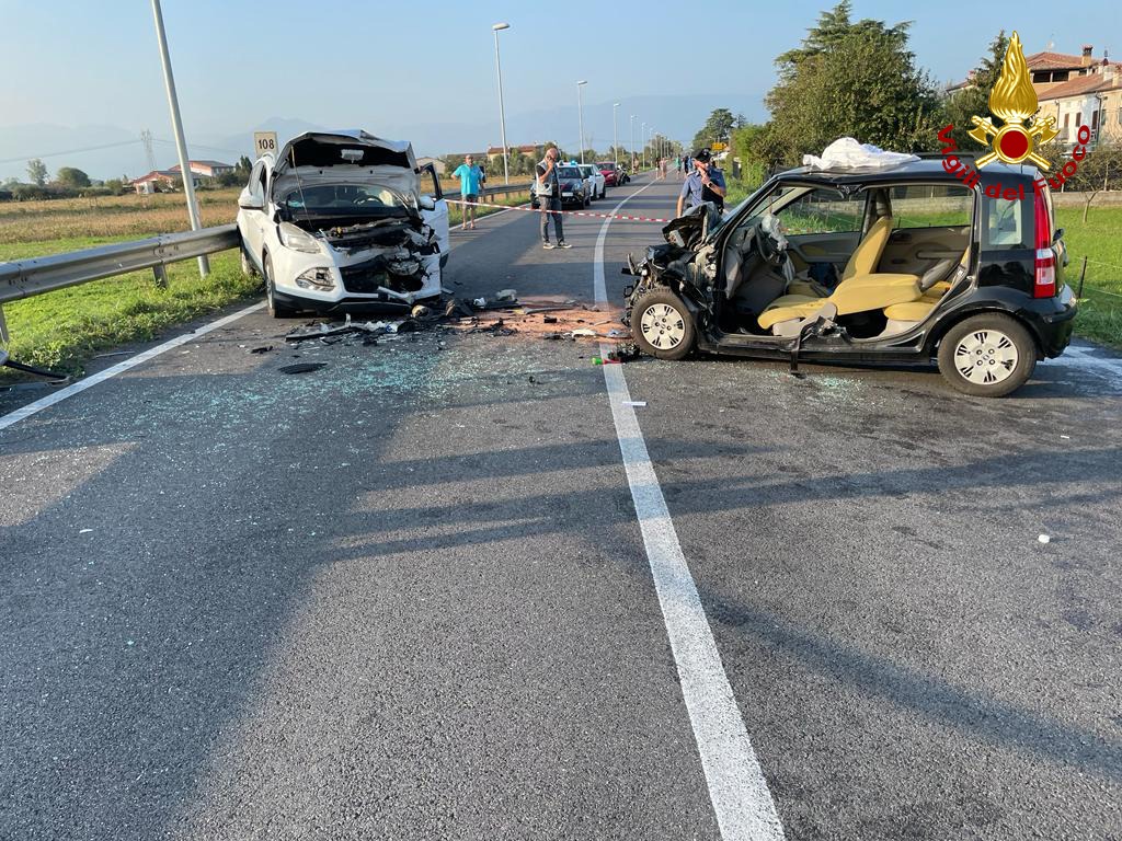 Incidente tra due auto a Caldogno, tre feriti. Foto e video