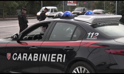 Fuggono all'alt del carabinieri e finiscono fuori strada con il camion: nel cassone 4 quintali di rame