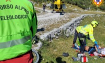 Cade con la bici e va in stato confusionale, 60enne aiutata da alcuni escursionisti