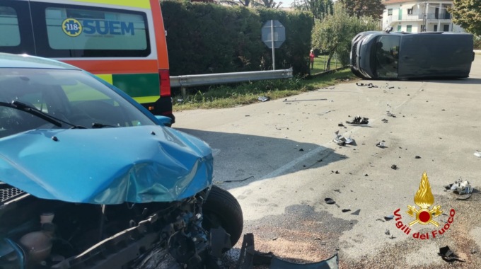 Incidente a Sossano, scontro tra un’auto e il furgone di un corriere (che si rovescia)