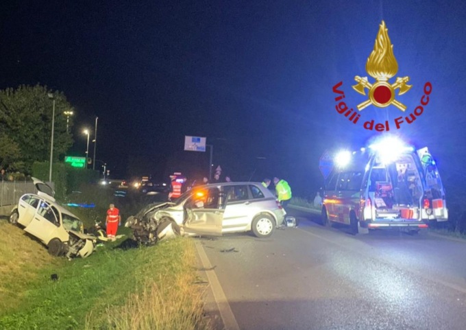 Tremendo schianto tra due auto a Zugliano, una finisce nel fosso. Donna estratta dalle lamiere