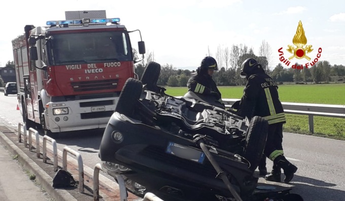 Maxi incidente tra tre auto, una finisce rovesciata