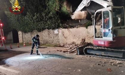 Romano d'Ezzelino, video e foto del crollo del tetto di una casa pericolante: chiusa la strada