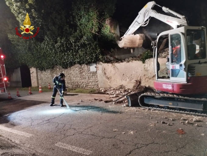 Romano d’Ezzelino, video e foto del crollo del tetto di una casa pericolante: chiusa la strada