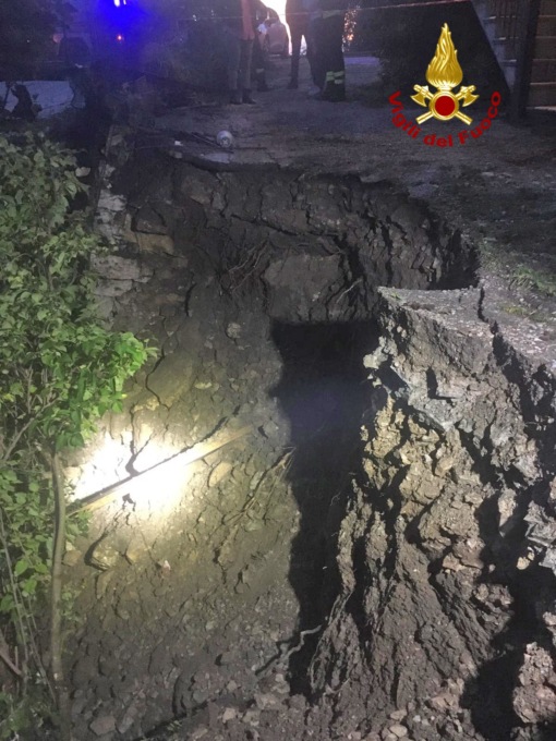 Lusiana Conco, cede il muro di contenimento della strada: sette residenti evacuati