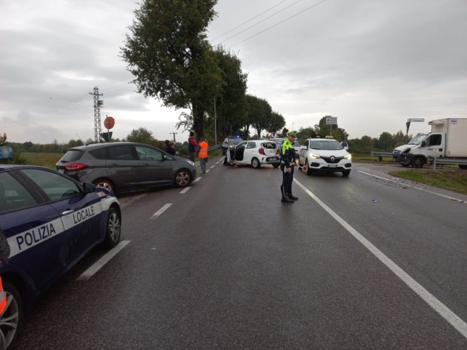 Dueville, l’incidente tra auto e furgone innesca la carambola in strada Marosticana: un ferito