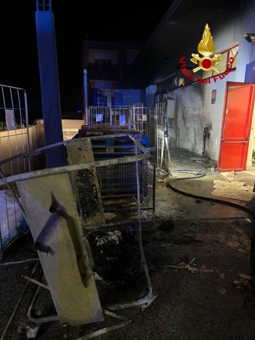 Sandrigo, incendio nel retro di un supermercato: i pompieri hanno evitato che le fiamme distruggessero tutto