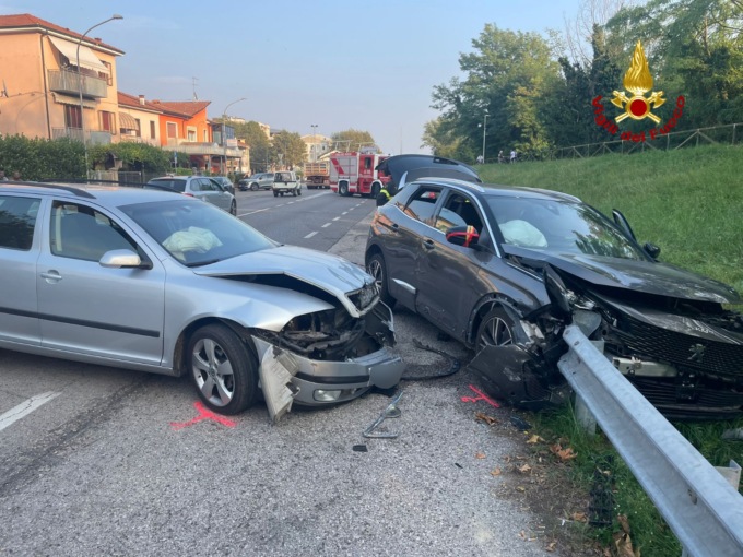 Un furgone rovesciato, due auto distrutte e tre feriti: il bilancio del maxi incidente ad Arzignano