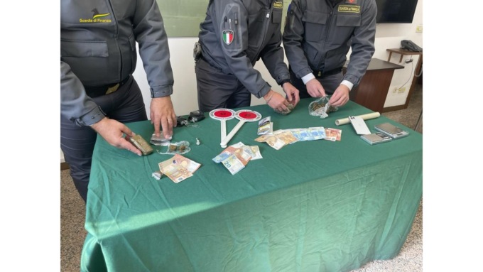 Bassano del Grappa: beccato dai finanzieri mentre spaccia, gli sequestrano altre 340 dosi