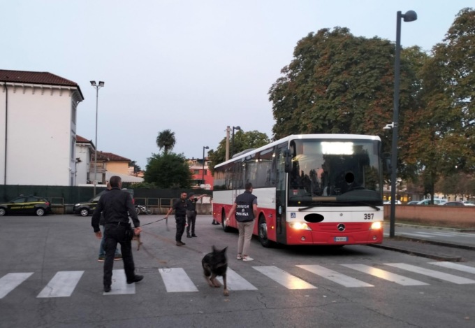 Scattati i controlli antidroga a Thiene, le fiamme gialle sugli autobus hanno trovato diverse dosi abbandonate