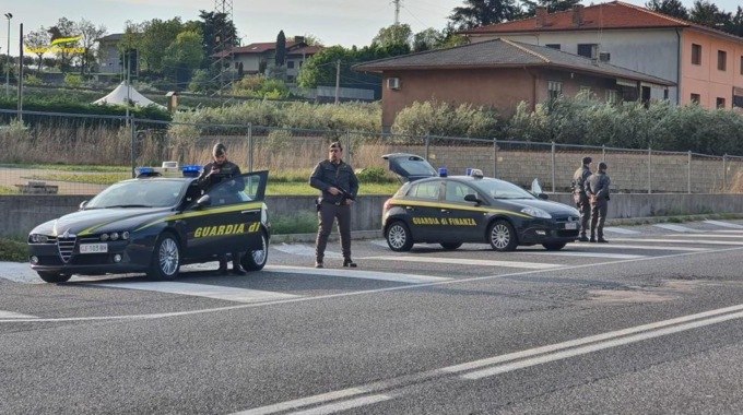 Finge di fermarsi al posto di blocco, ma poi accelera rischiando di investire un finanziere 