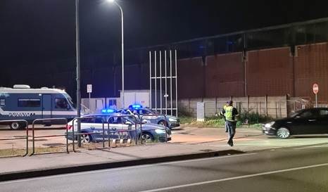 Si mette al volante ubriaco e imbocca una strada contromano