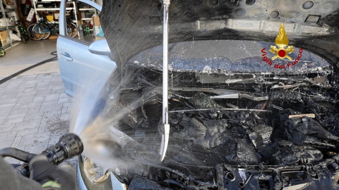 Auto a fuoco nel garage, i vigili del fuoco hanno evitato il peggio