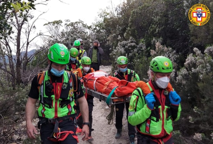Scivola sul sentiero nel bosco e precipita per sessanta metri, morta 72enne di Arsiero