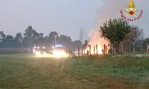 In fiamme 30 rotoballe, vigili del fuoco in azione all'alba a Tezze sul Brenta