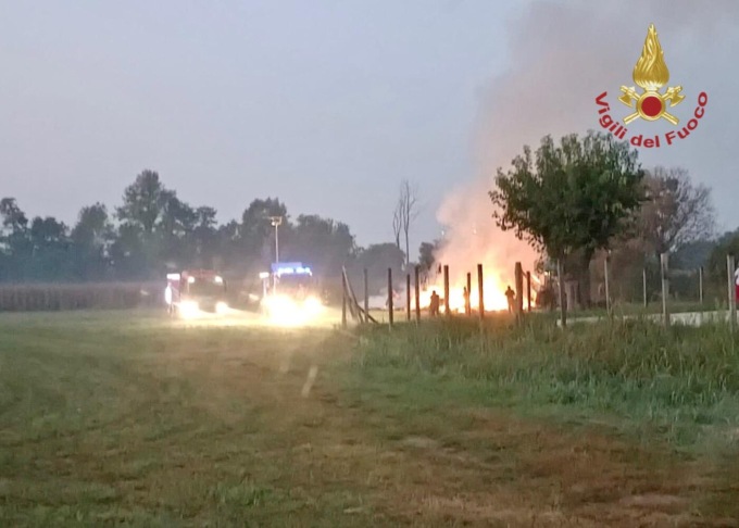 In fiamme 30 rotoballe, vigili del fuoco in azione all’alba a Tezze sul Brenta
