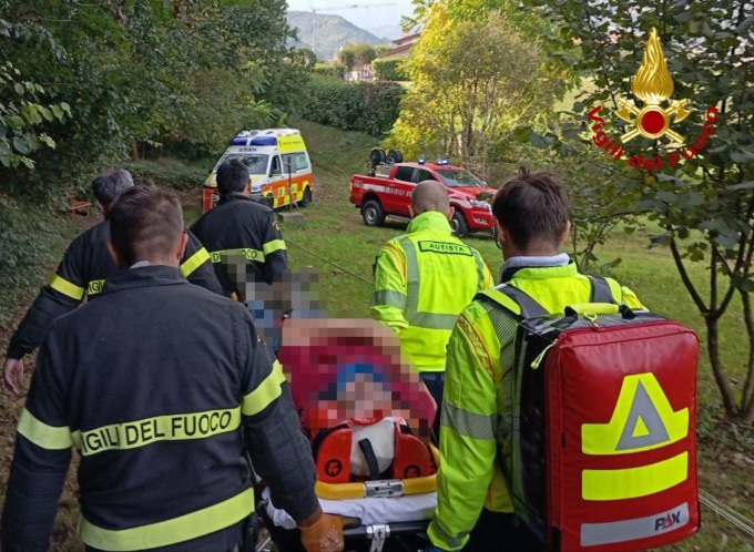 Il sentiero era troppo ripido, i pomperi recuperano un 79enne scivolato in mezzo ai boschi