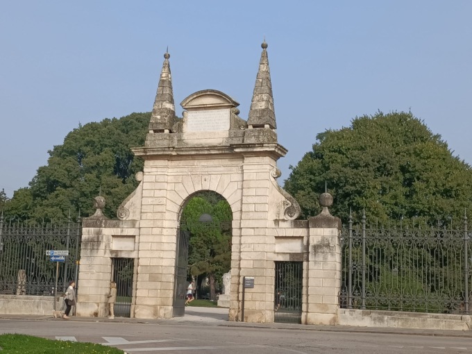 Giardini Salvi a Vicenza nel mirino delle forze dell’ordine, l’unità cinofila ha fiutato la droga: nei guai due adolescenti
