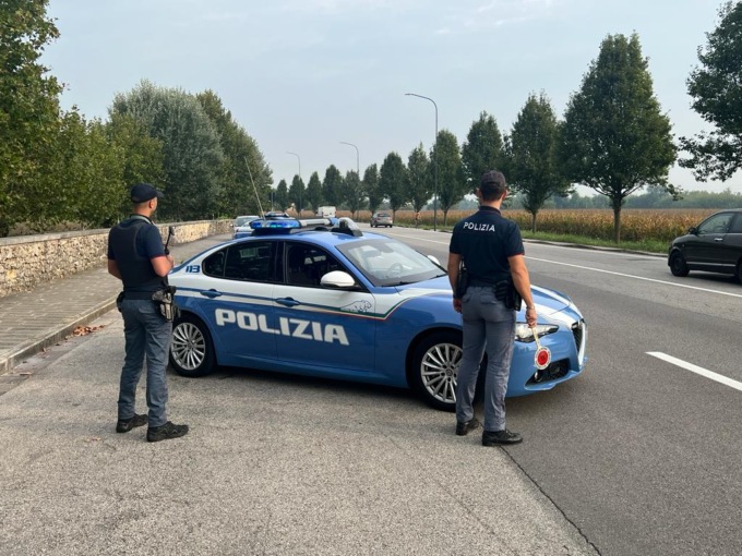 Si piazza davanti all’autobus per protesta, vuole salire anche se è senza biglietto 