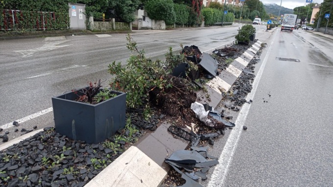 Sfreccia in via dell’Industria e distrugge le fioriere, poi si dà alla fuga