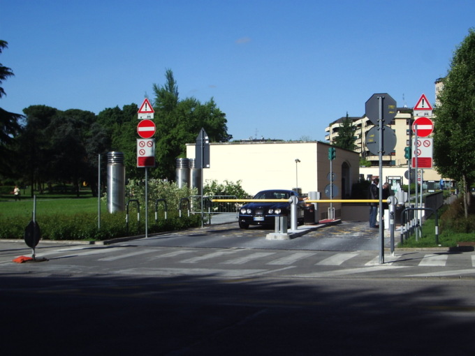 “Ho perso l’ultimo treno per tornare a casa”: invece di cercare un albergo si corica nel parcheggio custodito
