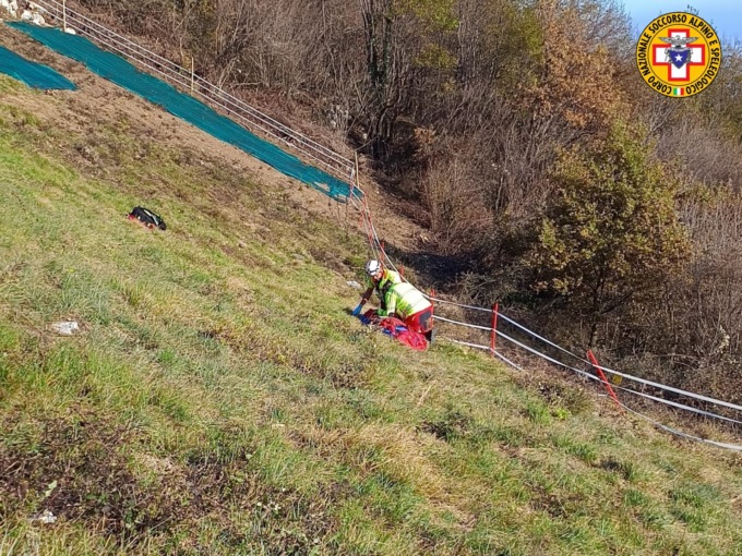 Precipita con il parapendio subito dopo il decollo, grave una donna di 52 anni