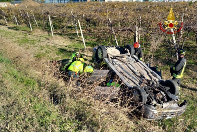 Auto plana su un campo agricolo ad Altavilla, un ferito