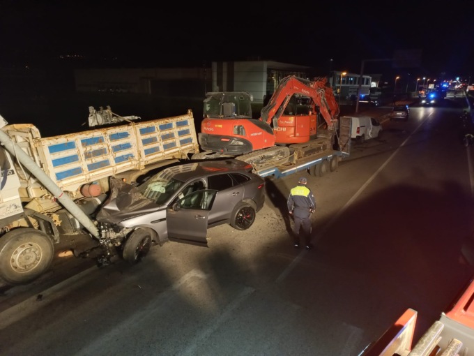 Maxi incidente a San Vito di Leguzzano, colto da un malore si scontra con 5 auto prima di riuscire a fermare il camion