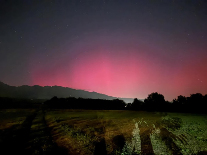 Il cielo di tinge di rosa: le foto dell’incredibile aurora che ha colorato i cieli del Veneto dalle Dolomiti alla laguna