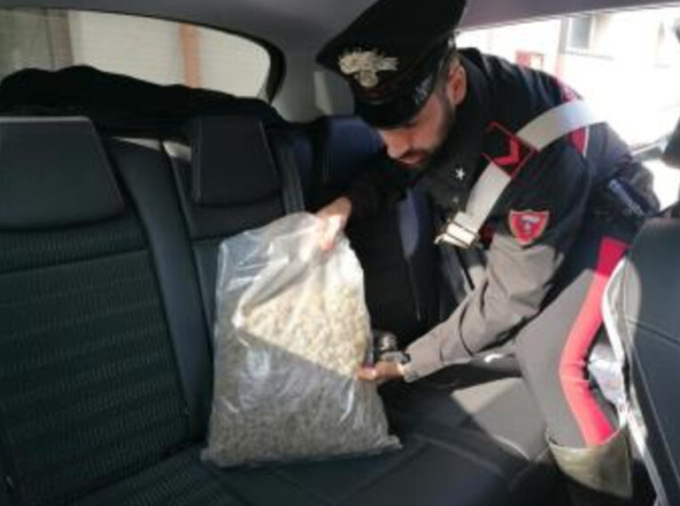 Viaggiavano con “un sacco” di marijuana sul sedile posteriore, addosso avevano anche diverse dosi di cocaina