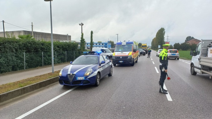 L’autocarro spunta da una laterale e centra la carrozzina per disabili che percorreva la ciclabile