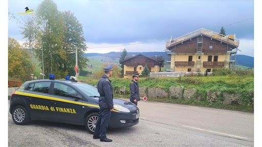 Lavoratori in nero e senza permesso di soggiorno in un cantiere edile ad Asiago: pioggia di denunce e sanzioni