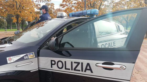 Fratelli banditi inseguono una donna e le rubano la borsa mentre lei è in bicicletta