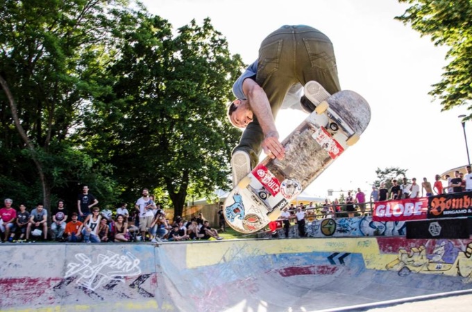 “Ho sbagliato tutto nella vita, avrei dovuto studiare”: skater professionista insoddisfatto semina il panico in centro