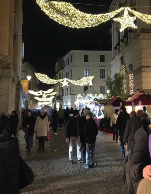 Esce dal carcere e ci ritorna dopo poche ore, beccato mentre saccheggia le casette di Natale a Vicenza minaccia la guardia: “Torno e spacco tutto”