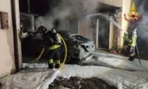 Mercedes ibrida prende fuoco e rischia di bruciare anche una casa, immagini e video