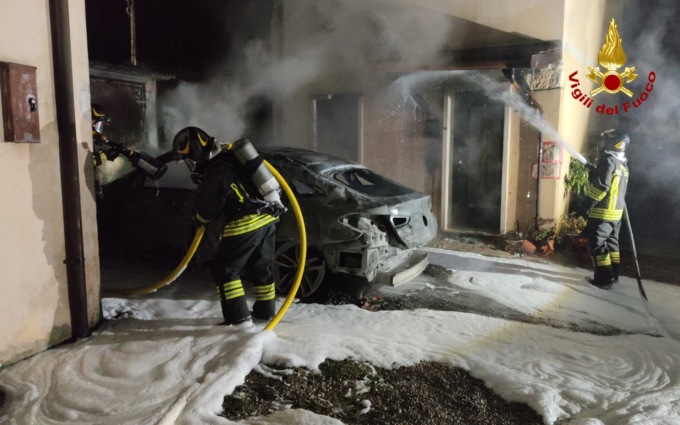 Mercedes ibrida prende fuoco e rischia di bruciare anche una casa, immagini e video
