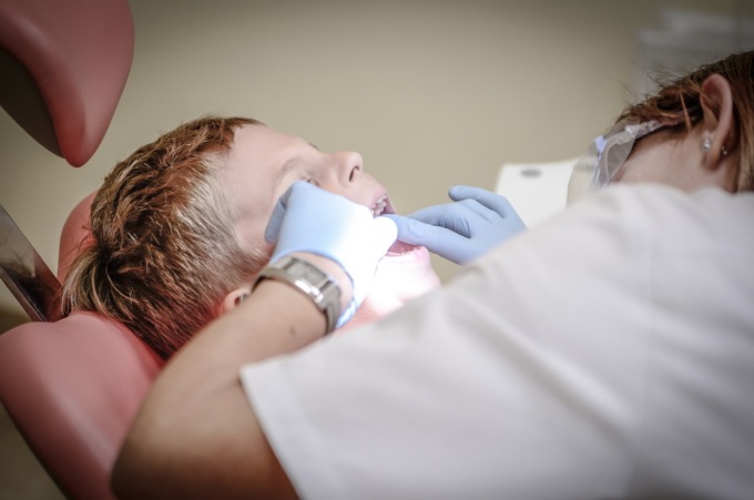 Lavora come odontoiatra in un noto studio dentistico a Montecchio ma non ha alcun titolo valido