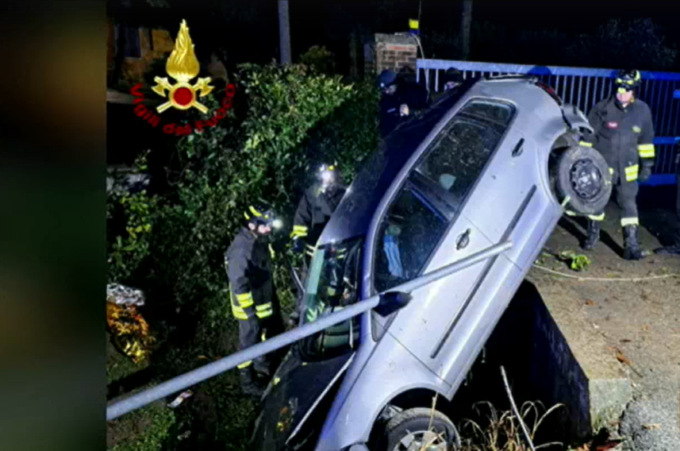 Centrano un palo con l’auto e finiscono in un fossato: feriti due ventenni, uno è grave
