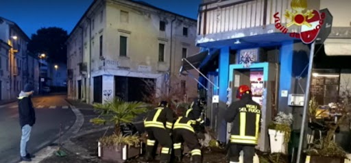 Thiene: Si Schianta Con L'auto Contro Il Dehor Di Un Bar E Lo Distrugge ...